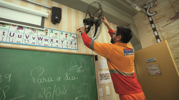 Os ventiladores tornam a circulação de ar mais abrangente e aumentam a sensação de conforto e frescor. Foto: Prefeitura de Santana de Parnaíba