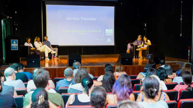 O evento contou com palestras da psicóloga Mariana Belluzzi e do defensor público Flávio Américo Frasseto, além de depoimentos emocionados de jovens atendidos pelo serviço. Imagens: Caio Henrique