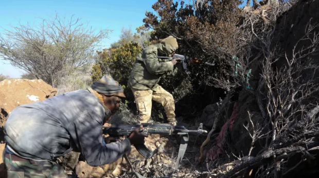 As Forças de Segurança de Puntland mantêm sua posição após capturar uma base do ISIL nas montanhas Cal Miskaad em Bari, a leste do Golfo de Aden, na cidade de Bosaso, região de Puntland, Somália, 25 de janeiro de 2025 [Feisal Omar/Reuters]