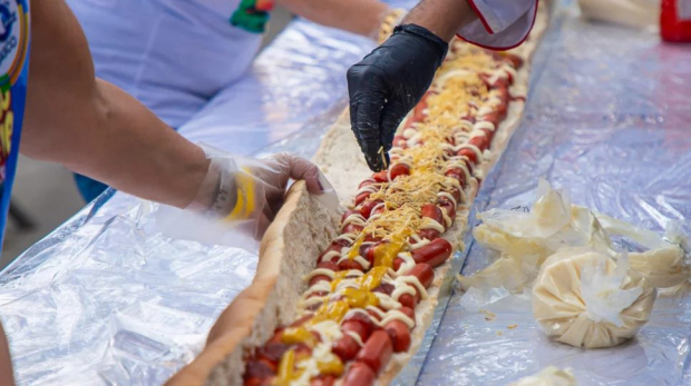 O maior cachorro-quente do Brasil sendo montado, com 63 metros de comprimento e 5 pães gigantes, durante a celebração de Osasco como a “capital do cachorro-quente”. Fotos: Caio Henrique, Eduardo Soares e Fernanda Cazarini