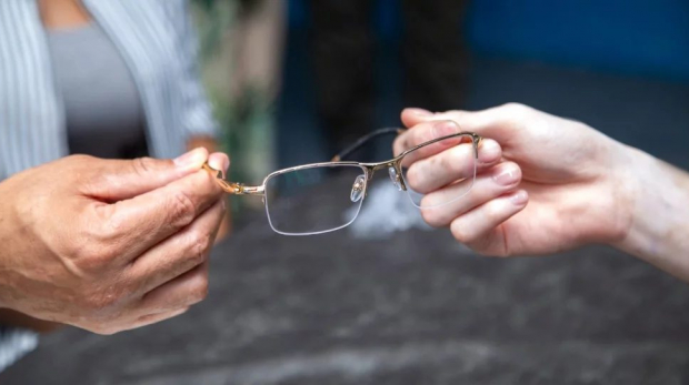 A equipe gestora da Fundação CASA Osasco II, em parceria com a SEIJ da Prefeitura de Osasco, se une para proporcionar aos jovens um cuidado essencial com a saúde ocular.- Imagens: Arquivo_Fundação CASA