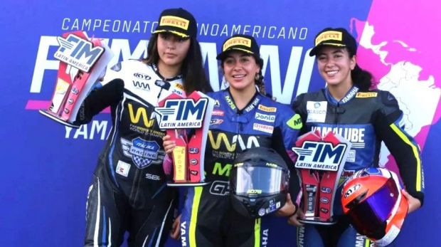 Gabrielly Lewis da Silva celebra com orgulho sua histórica conquista ao se tornar a primeira brasileira a subir no pódio do Campeonato Latino-Americano Feminino Yamaha R3 BLU CRU.