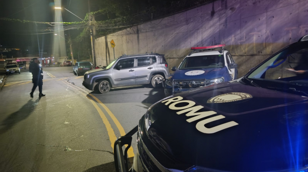 A ação integrada das Guardas Civis Municipais de São Roque e Itapevi resultou na prisão de um criminoso acusado de roubo de veículo. Foto: Prefeitura de São Roque