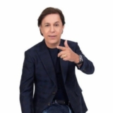 Prepare-se para uma noite cheia de imitações hilárias e personagens inesquecíveis! Tom Cavalcante é um show à parte!