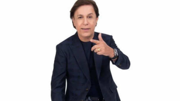 Prepare-se para uma noite cheia de imitações hilárias e personagens inesquecíveis! Tom Cavalcante é um show à parte!