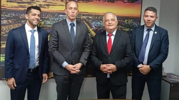 Prefeito Rodrigo Manga se reúne com o ministro Márcio França em Brasília para discutir a redução de impostos sobre alimentos e melhorias para os empreendedores locais. Foto: SECOM Sorocaba