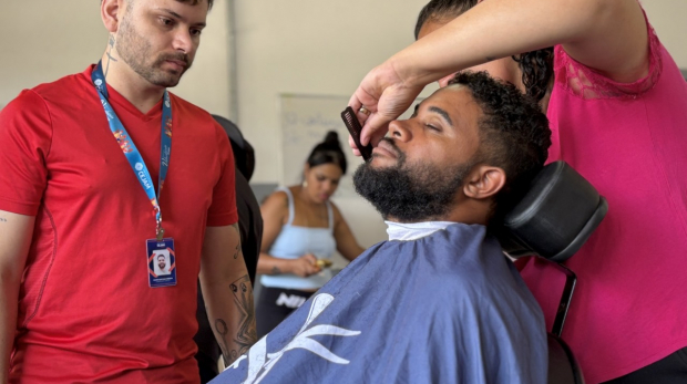 Coordenadora Gilmarcia Barba orientando os alunos do curso de Barbearia, oferecendo conhecimento prático e preparando-os para o futuro profissional - Foto: Prefeitura de São Roque