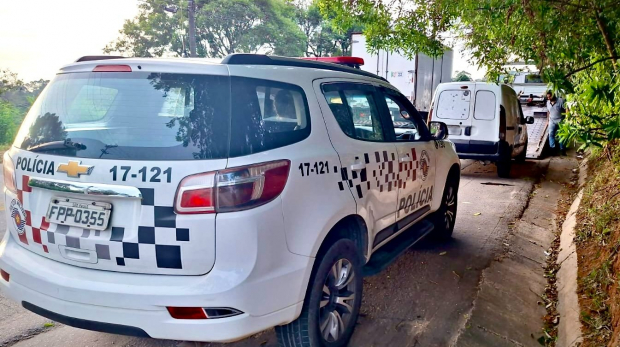 O Renault Kangoo foi interceptado após monitoramento dos totens de segurança, levando à prisão de três acusados de envolvimento em crimes. Foto: Prefeitura de São Roque