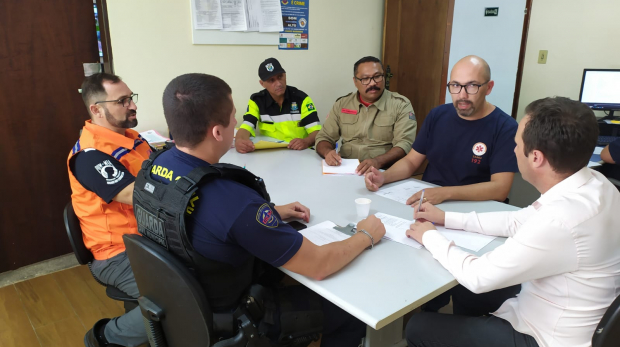 Participantes da reunião, incluindo representantes do Samu, GCM, Corpo de Bombeiros, Departamento de Trânsito e Defesa Civil, durante o debate sobre protocolos de atendimento. Foto: Prefeitura de Mairinque