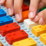 297 educadores da Rede Municipal de Ensino de Itu participam de curso de capacitação para o uso do LEGO® Braille Bricks, visando promover a inclusão de alunos com deficiência visual. Foto: Prefeitura de Itu