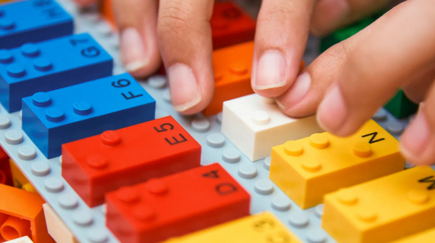 297 educadores da Rede Municipal de Ensino de Itu participam de curso de capacitação para o uso do LEGO® Braille Bricks, visando promover a inclusão de alunos com deficiência visual. Foto: Prefeitura de Itu