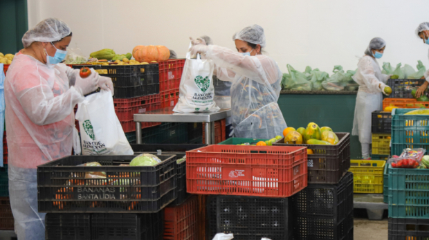 Entrega de hortifrutis do Programa de Aquisição de Alimentos (PAA) em Osasco, que beneficia famílias em situação de vulnerabilidade social, com apoio de parcerias como o Banco de Alimentos e a Cozinha Solidária do Jardim Bonança. Imagens: Arquivo SECOM/PMO