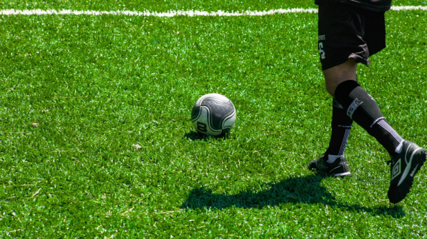 Atletas em ação durante a peneira de futebol no Complexo Esportivo Atalaia, em Cotia. Foto: Prefeitura de Cotia