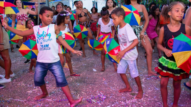 A alegria dos blocos carnavalescos invade a Praça da Aldeia no Carnaval da Família. Não perca a energia e animação dos grupos locais! Foto: Prefeitura de Carapicuíba