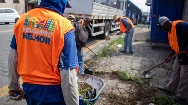 Mutirão do 'Meu Bairro Melhor' em ação! Mais de 200 servidores nas ruas garantindo um ambiente mais limpo e seguro para a população de Carapicuíba. Foto: Prefeitura de Carapicuíba