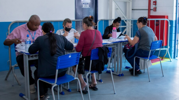 A Prefeitura de Carapicuíba abre inscrições para o Programa Auxílio Desemprego, oferecendo 170 vagas e benefícios como bolsa-auxílio, vale-sacolão e vale-transporte. Inscrições de 10 a 14 de fevereiro, das 10h às 15h, no Ginásio Tancredão. Foto: Prefeitura de Carapicuíba