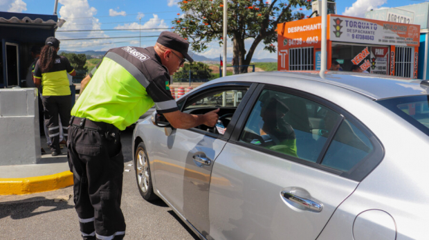 Campanha 'Por um Trânsito + Seguro' em Carapicuíba busca conscientizar a população sobre as leis de trânsito e oferecer facilidades, como o cartão de estacionamento para idosos. Foto: Prefeitura de Carapicuíba