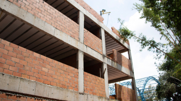 O novo complexo, que contará com uma escola de ensino infantil de três pisos e um Ginásio de Esportes, será um dos mais modernos da cidade, oferecendo infraestrutura de qualidade para crianças, jovens e famílias da região. Foto: Prefeitura de Carapicuíba