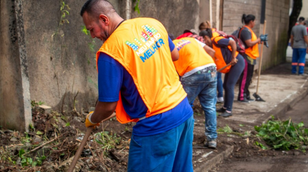 Mutirão do Meu Bairro Melhor em Carapicuíba: Servidores da Prefeitura realizam capinação para manter os bairros limpos e bem cuidados. Foto: Prefeitura de Carapicuíba