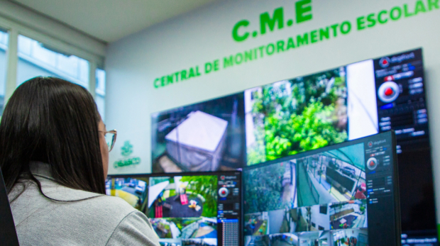 Painel de monitoramento em tempo real na Central de Monitoramento Escolar, permitindo a supervisão constante das unidades de ensino 24 horas por dia. Imagens: Eduardo Cardoso