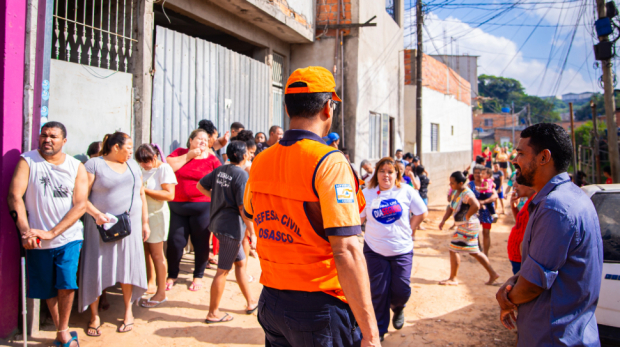 Os kits, que incluem itens como colchões, cestas básicas, cobertores e materiais de higiene pessoal, foram distribuídos a famílias afetadas pelas chuvas recentes e foram previamente cadastradas pela Defesa Civil e pelo Fundo Social. Imagens: Caio Henrique