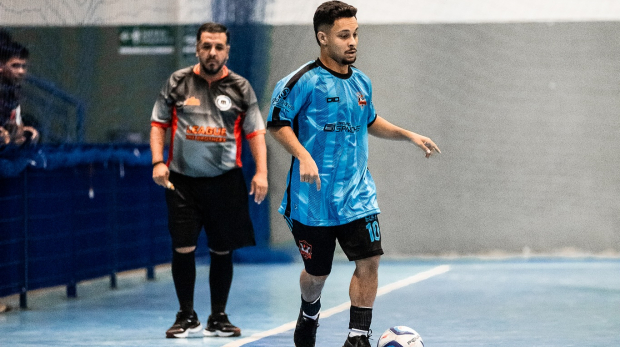 Torcedores vibram nas arquibancadas enquanto a bola rola na Arena Cabreúva durante a emocionante primeira rodada da Copa Verão de Futsal. Fotos: @bedinfoto