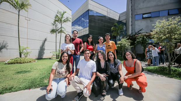 Estudantes de Santana de Parnaíba celebram suas conquistas acadêmicas após aprovação em universidades como USP e Unicamp. Foto: Prefeitura de Santana de Parnaíba