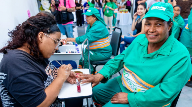 A 'Estação Beleza' de Osasco foi um sucesso! Em um evento repleto de carinho e cuidado, as profissionais da limpeza urbana tiveram um momento especial, com serviços de beleza e bem-estar, celebrando a importância das mulheres na nossa cidade.  Imagens: Caio Henrique