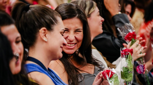 Com rosas, palestra e sorteios, o evento em homenagem às servidoras de Santana de Parnaíba foi um sucesso! Uma verdadeira celebração do poder feminino. Foto: Prefeitura de Santana de Parnaíba