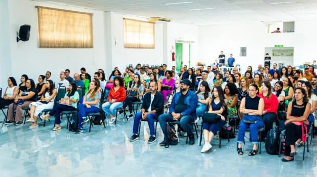 A cerimônia de ambientação dos 110 novos servidores públicos municipais de Osasco ocorreu na Sala Luiz Roberto Claudino da Silva, com uma palestra sobre a administração pública e os deveres dos servidores. Imagens: Caio Henrique