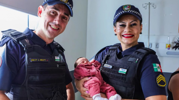 A recém-nascida Helena Vitória e sua mãe Nathaly recebem o carinho dos GCMs que fizeram parte desse momento inesquecível. Fotos: Fernanda Cazarini