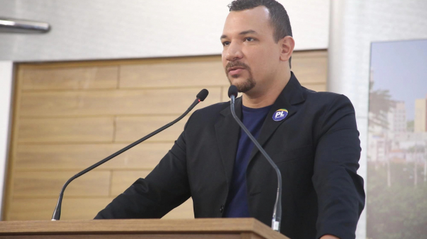 O vereador Dylan Dantas questiona à Prefeitura sobre a implementação do programa “Emagrecer Certo” e seus serviços, como academias gratuitas e tratamentos com Ozempic. Foto: Assessoria de Imprensa