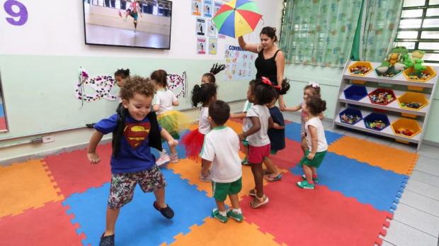 Alunos da rede municipal de Osasco participam de atividades culturais durante projeto pedagógico sobre o carnaval, que envolveu confecção de máscaras, rodas de conversa e muita diversão. Fotos: Ivan Cruz