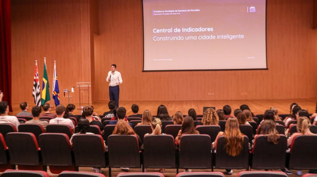Em um momento de aprendizado, o prefeito Elvis Cezar compartilha com os alunos do Mackenzie a importância da chegada de cursos de Medicina à cidade, como a realização de um grande sonho para a região. Foto: Prefeitura de Santana de Parnaíba (Redes Sociais/Reprodução)