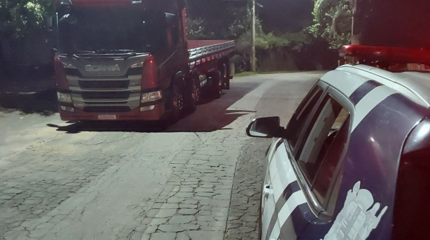 Na noite de 27 de fevereiro, a Guarda Municipal de São Roque conseguiu recuperar uma carreta que havia sido desviada, após um alerta da transportadora.