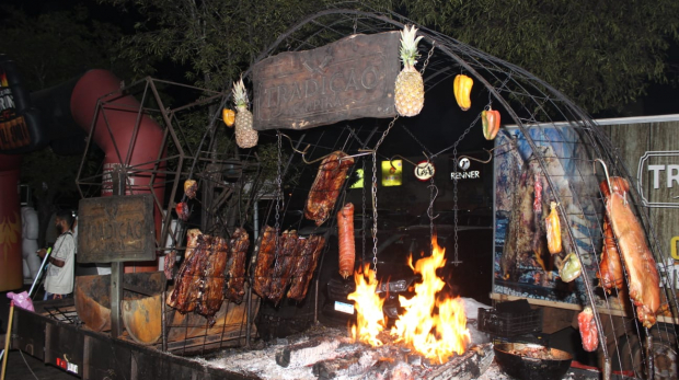 Os melhores assadores da região competem para criar as carnes mais suculentas no maior festival de churrasco de São Paulo!" Foto> Divulgação