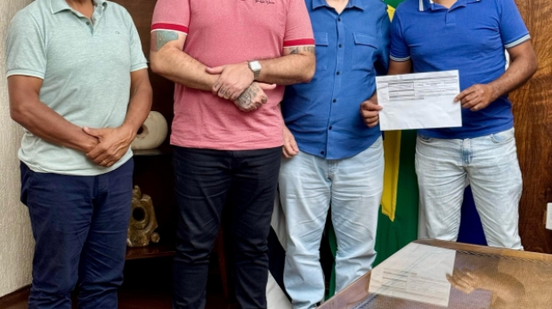 O prefeito Eduardo Thomaz e o deputado Donato discutem novos investimentos para Mairinque, trazendo melhorias para a cidade e a população. Foto: Prefeitura de Mairinque