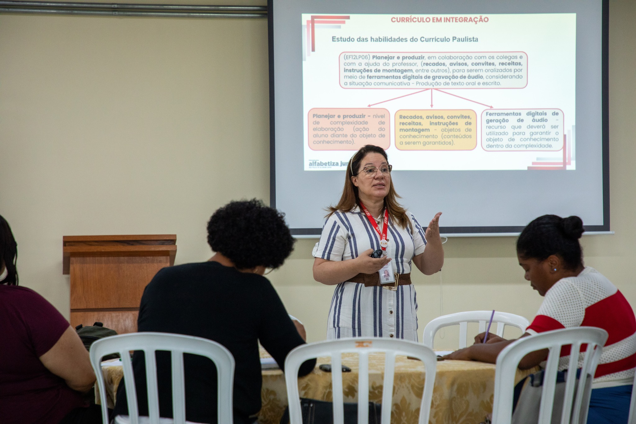 Momentos de troca e aprendizado marcaram o encontro do curso Alfabetiza Juntos SP. Educadores refletiram sobre o papel transformador da alfabetização e compartilharam boas práticas para garantir o sucesso dos estudantes nos primeiros anos escolares. Foto: Prefeitura de Santana de Parnaíba (Redes Sociais/Reprodução)