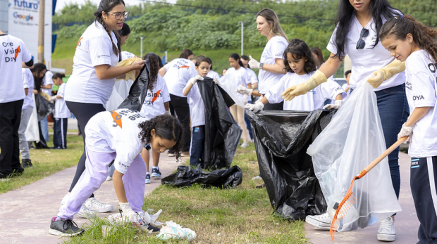 Itapevi e Hoya Vision Care unidas pelo meio ambiente e pela saúde visual! A primeira ação do projeto 'Cuidar da Terra é Cuidar da Gente' reuniu estudantes e voluntários em um grande mutirão de limpeza. Vem muita coisa boa por aí! Foto: Helder Lins - PMI