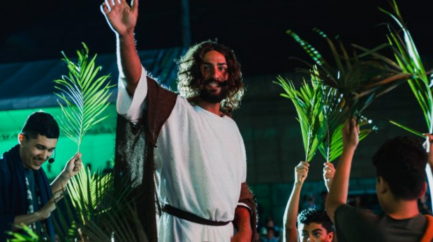 Um show de fé e solidariedade! A Paixão de Cristo reuniu mais de 8 mil pessoas em Vargem Grande Paulista, com 400 artistas voluntários e uma produção que emocionou a todos. Gratidão a todos que fizeram parte desse momento histórico! Foto: Prefeitura de Vargem Grande Paulista (VGP)