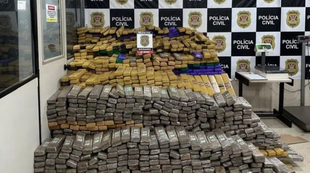 Os itens e as substâncias ilícitas foram apreendidos para a perícia
