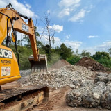 Construção do muro de gabião avança na Estrada do Limoeiro, promovendo mais segurança para o trânsito local. Após a contenção da encosta, a Prefeitura de Cajamar fará a recuperação do asfalto, reestruturando completamente a via. Foto: Prefeitura de Cajamar