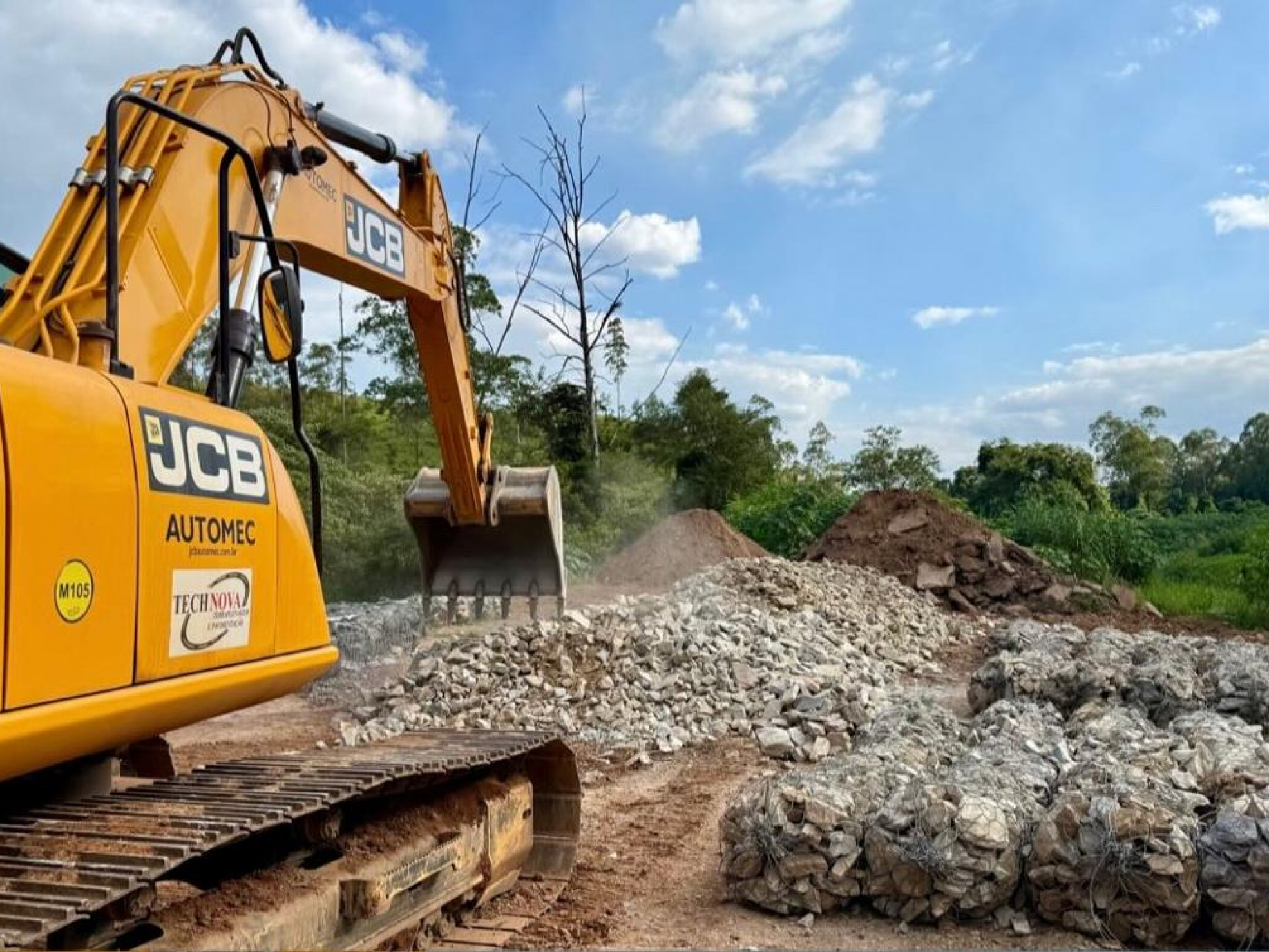 Construção do muro de gabião avança na Estrada do Limoeiro, promovendo mais segurança para o trânsito local. Após a contenção da encosta, a Prefeitura de Cajamar fará a recuperação do asfalto, reestruturando completamente a via. Foto: Prefeitura de Cajamar