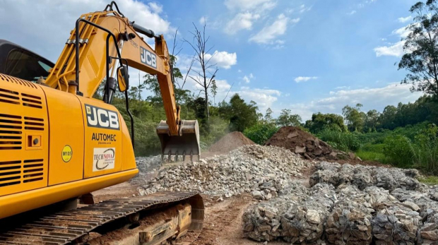 Construção do muro de gabião avança na Estrada do Limoeiro, promovendo mais segurança para o trânsito local. Após a contenção da encosta, a Prefeitura de Cajamar fará a recuperação do asfalto, reestruturando completamente a via. Foto: Prefeitura de Cajamar