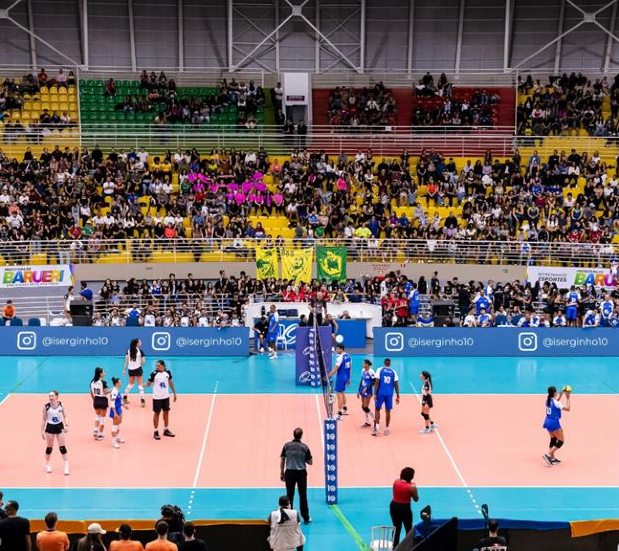 Ídolos do vôlei em ação no Festival das Estrelas, promovendo esporte e solidariedade no Ginásio José Corrêa, em Barueri. Foto: Prefeitura de Barueri