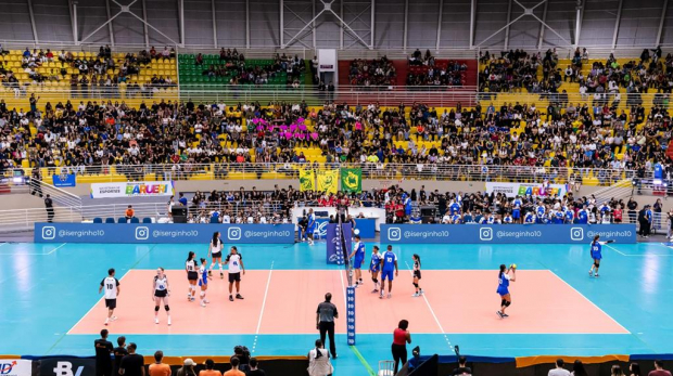 Ídolos do vôlei em ação no Festival das Estrelas, promovendo esporte e solidariedade no Ginásio José Corrêa, em Barueri. Foto: Prefeitura de Barueri