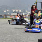 O sorriso no rosto e a sensação de conquista marcaram a vivência dos participantes do Kart Terapia, realizado em frente à Prefeitura. Foto: Prefeitura de Cotia