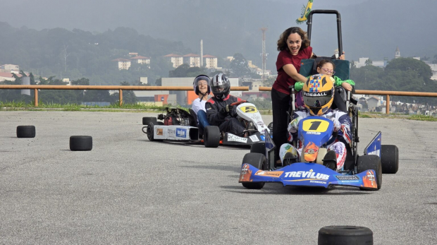 O sorriso no rosto e a sensação de conquista marcaram a vivência dos participantes do Kart Terapia, realizado em frente à Prefeitura. Foto: Prefeitura de Cotia