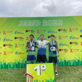 Delegação de Mairinque no JEESP 2025: atletas celebram conquistas e superação em provas de atletismo.