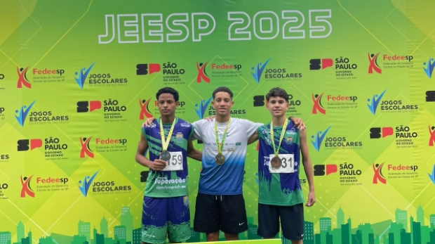 Delegação de Mairinque no JEESP 2025: atletas celebram conquistas e superação em provas de atletismo.